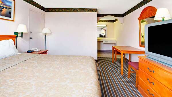 1 King Bed Non-Smoking Photo 2